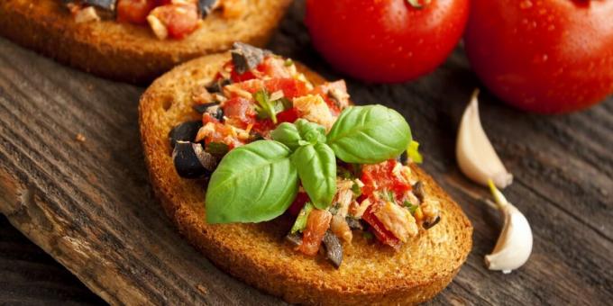 Bruschetta with tuna and tomatoes