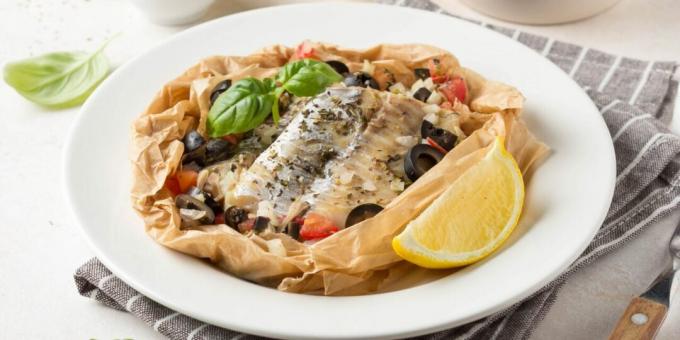 Cod baked in parchment with vegetables