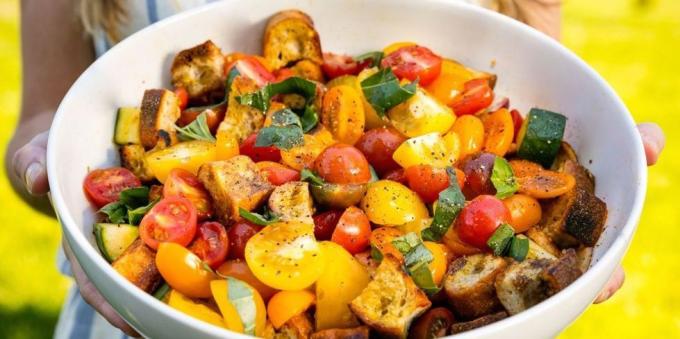 Vegetable salad panzanella