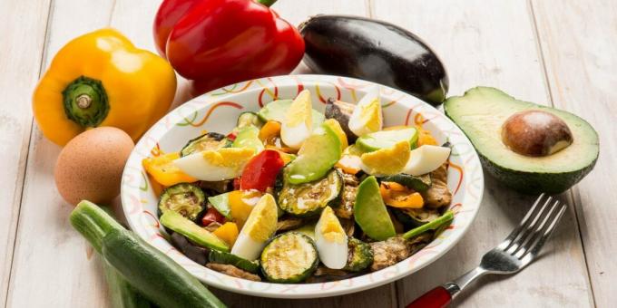 Salad of zucchini, peppers and eggs