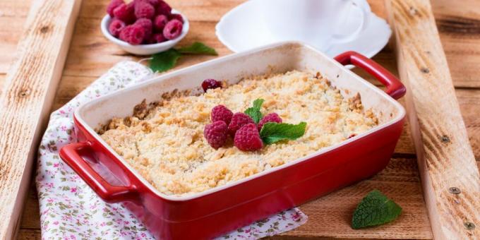 Pie with raspberries and almond crumbs