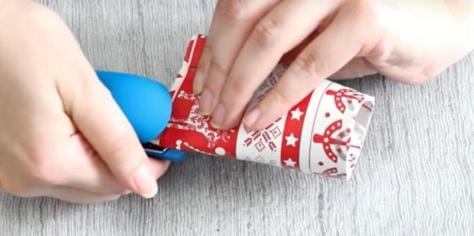 Advent calendar with your own hands: Fold one side of the sleeve and fix a stapler