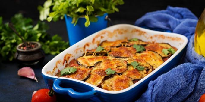 Eggplant casserole with chicken and tomato sauce