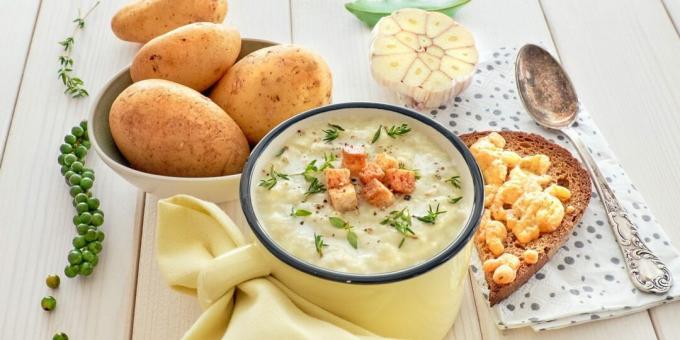 Cheese cream soup with baked potatoes