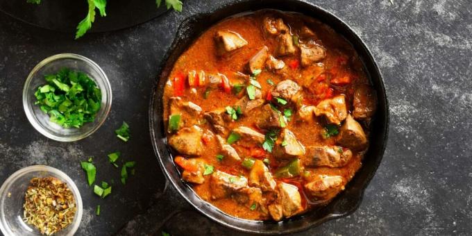 Stewed chicken liver in tomato sauce