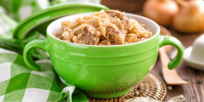 Cabbage stewed with pork and soy sauce