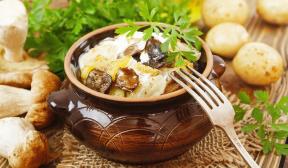Potatoes with forest mushrooms in pots
