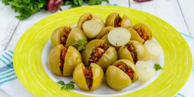 Green tomatoes with carrots and peppers for the winter