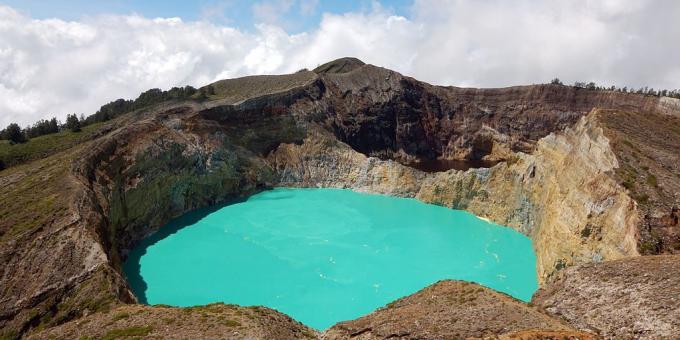 Asian territory knowingly attracts tourists lakes Kelimutu volcano, Indonesia