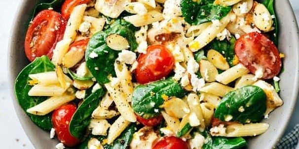 Salad with spinach and pasta