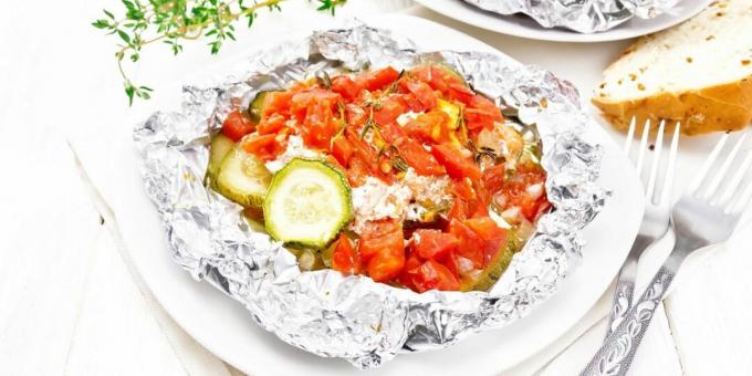 Fish steaks with vegetables in foil