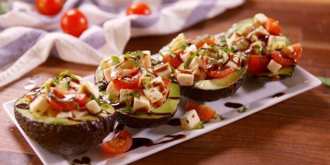 Recipes: Salad with tomatoes and mozzarella in boats with avocado