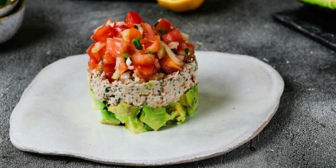 Salad with tuna, tomatoes and avocado