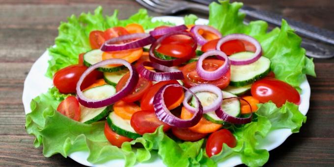 Simple vegetable salad with carrots
