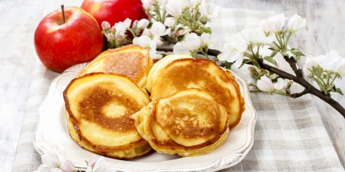 Yeast pancakes with apples