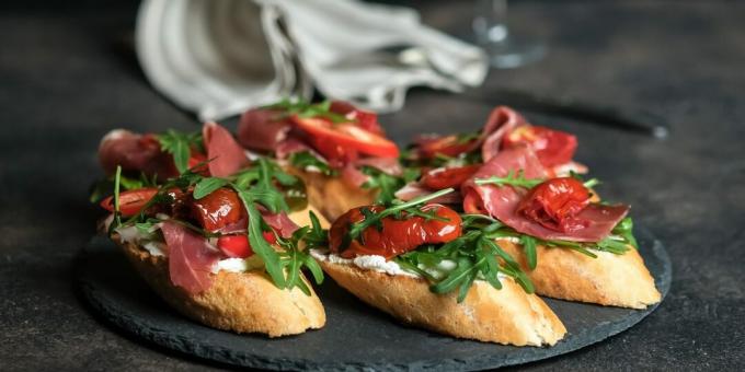 Bruschetta with cottage cheese, bacon and arugula