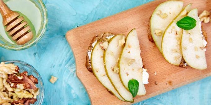 Toast with ricotta and pear
