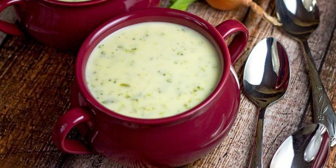 Recipes: Cream soup with broccoli and blue cheese