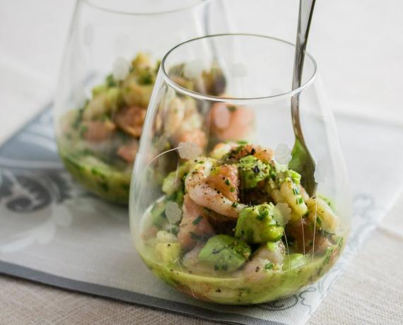 Festive salads in haste: Salad with shrimp, avocado and grapefruit