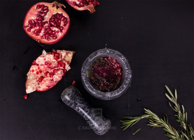 Pomegranate cocktail with champagne and rosemary: separately grind the pomegranate with rosemary