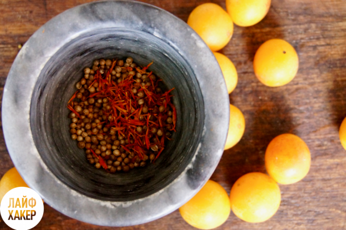 sauce tkemali: coriander