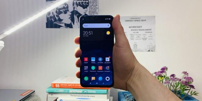 Xiaomi Mi 9 SE: In a hand