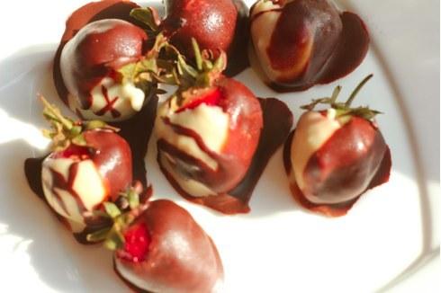 the most delicious recipe: Strawberry in black and white chocolate