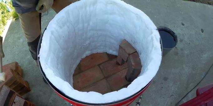 How to make a tandoor with your own hands: Place the keroblunket inside the barrel and cut to size