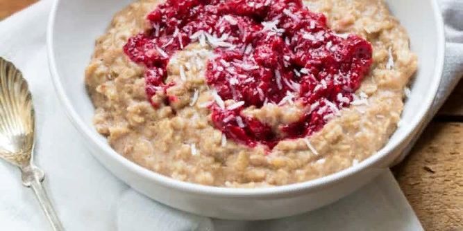 Oatmeal with milk and jam - tasty and inexpensive