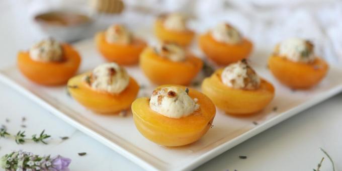 Baked apricots with goat cheese