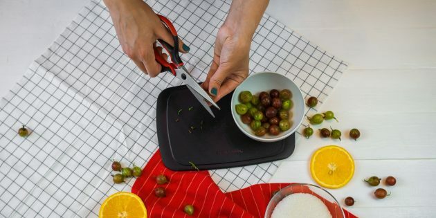 Gooseberry orange jam: prepare the berries