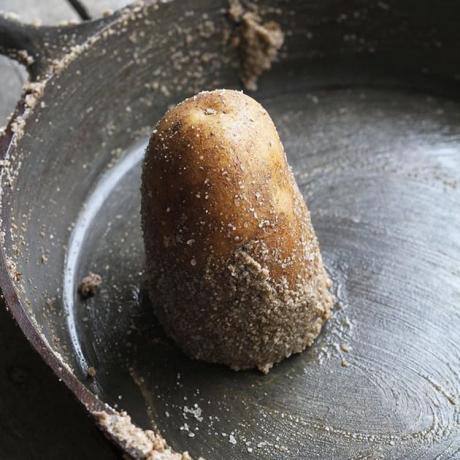 how to get rid of the rust: salt and potatoes