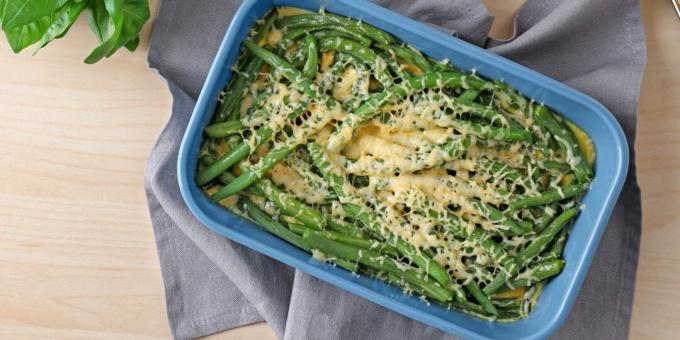 String beans baked in the oven with cream and cheese