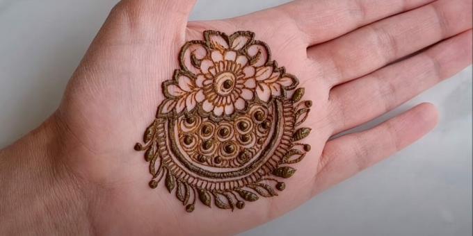 Henna on hand: add a pattern