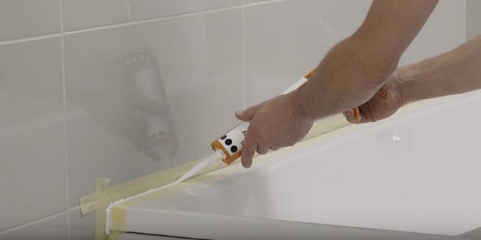 Installing the bath with his hands: Arrange seam side of the contour