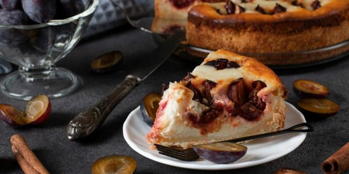 Strasbourg pie with plums and cottage cheese