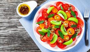 Kiwi salad with tomatoes and mint dressing