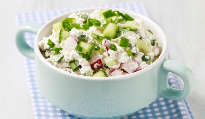 Salad with cottage cheese, radish and cucumber