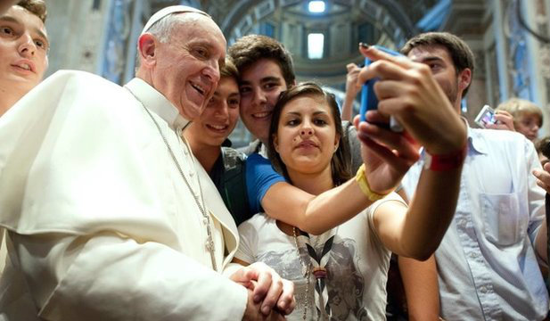 Pope makes selfie