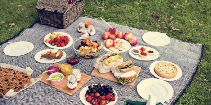 What to bring on a picnic: food