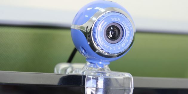 How to connect a webcam to a computer