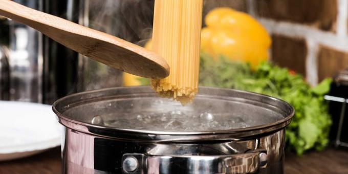 Why do not need to pour water from the pasta: little secret chefs