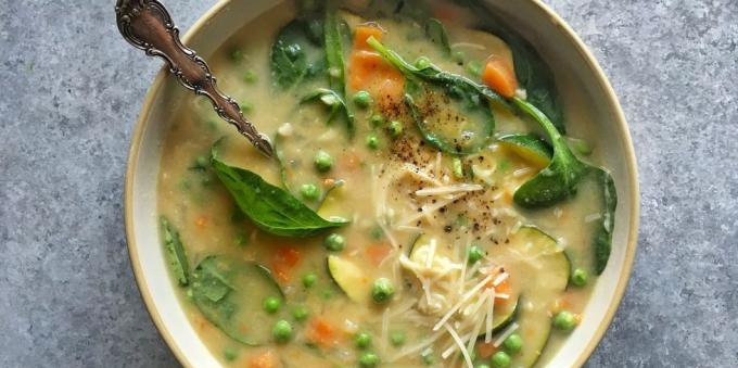 vegetable soups: soup with zucchini, spinach, beans and white wine