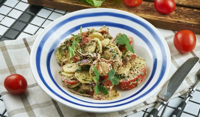 Georgian salad with tomatoes, cucumbers and walnut dressing