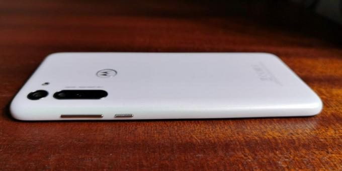 Motorola Moto G8: design and ergonomics