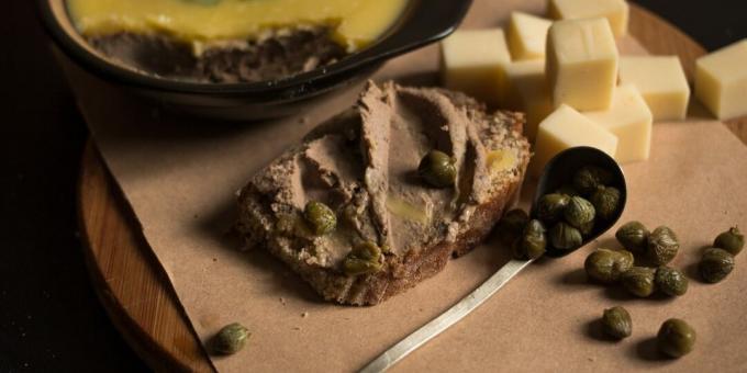 Chicken liver pate with cream and white wine