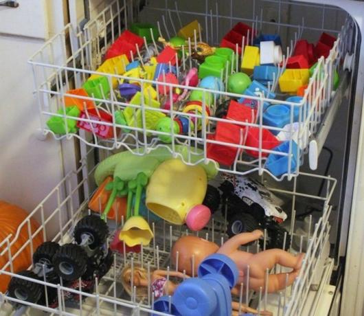 How to use a dishwasher: wash toys