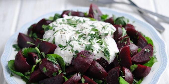 Salad with spinach and beets