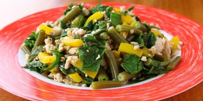 Diet turkey stew with green beans, peppers and spinach: a simple recipe