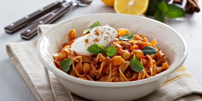 Pasta with chickpeas in tomato sauce